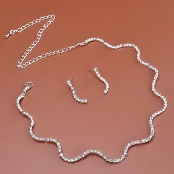 🎀 Stunning Rhinestone Earrings and Necklace set! - Picture 4 of 7